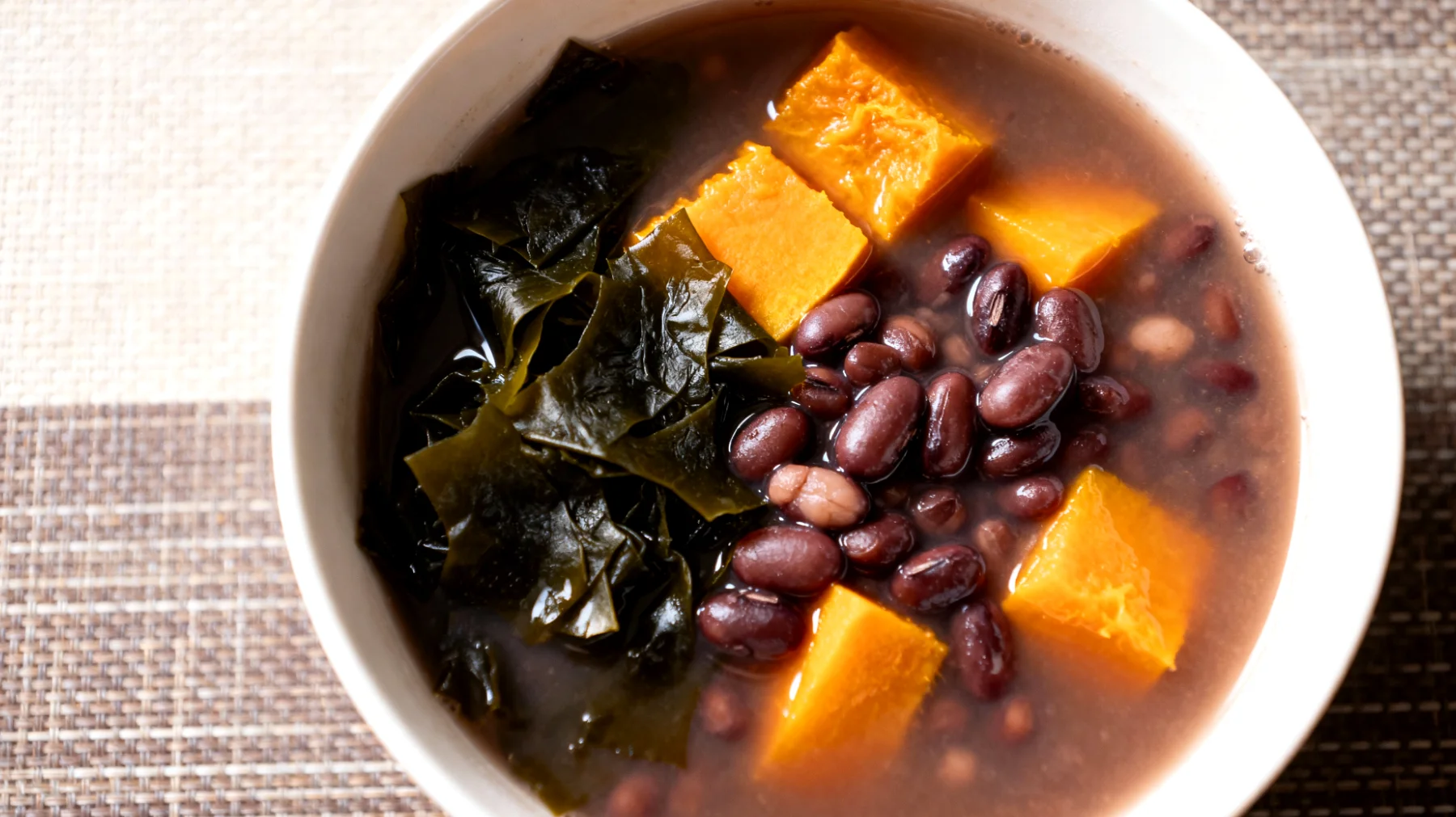 Zuppa di fagioli azuki con alghe wakame e zucca"