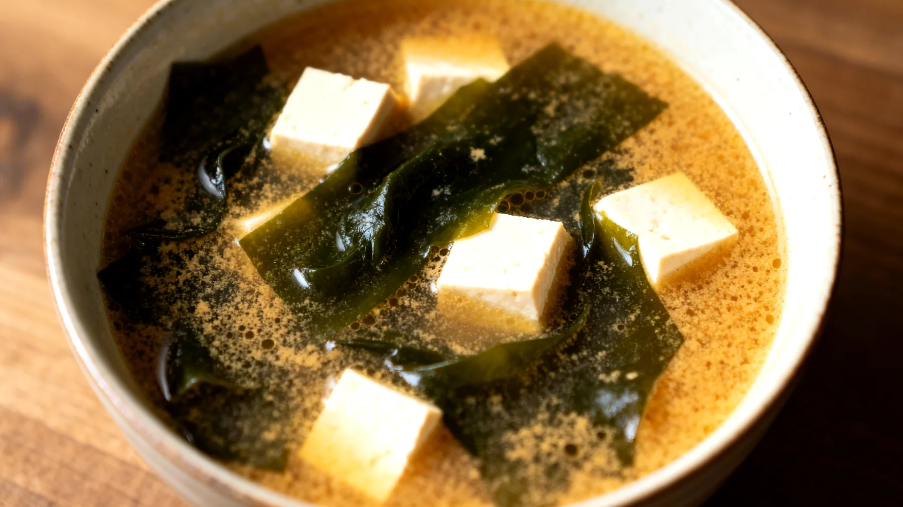 Zuppa di miso con alghe wakame e tofu"