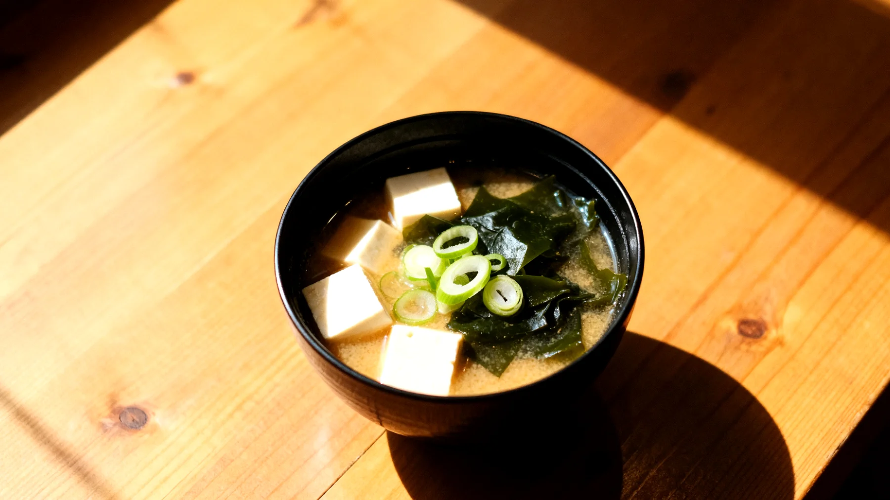 Zuppa di miso con alghe wakame e tofu"